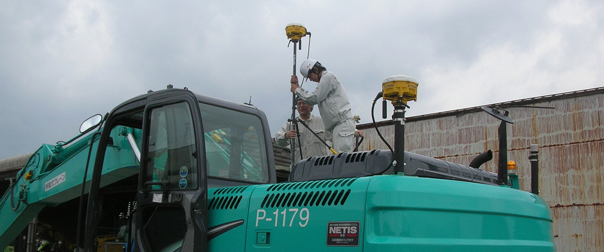 必要なICT機器を建機に設置します。